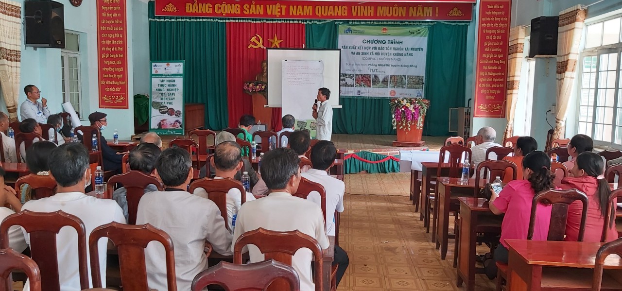 Hinh 6. Ông Nguyễn Tài nông dân Thị Trấn Krông Năng- Đại diện nhóm trình bày kết quả thảo luận